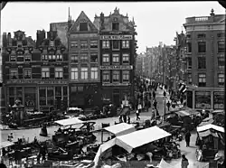 De ingang van de Sint Antoniesbreestraat aan de Nieuwmarkt in 1890 door Jacob Olie