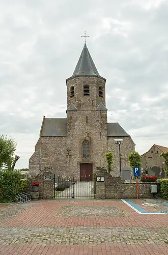 Kerk en toegang kerkhof
