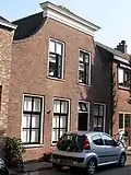 Woonhuis met ingezwenkte lijstgevel in machinale steen