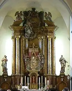 Hoogaltaar met beeld Christus Salvator Mundi in deze kerk