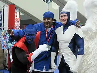Man verkleed als Archangel (rechts), samen met een fan en een man verkleed als Nightcrawler