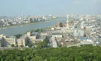 Uitzicht over Niigata en de Shinano vanaf het gebouw van de prefectuur Niigata.