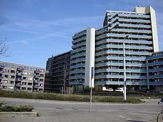 Achterzijde van Kronenburgersingel 5-203 en Kronenburgerplaats gezien vanaf de Tunnelweg