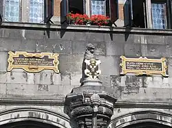 De cartouches en het stadswapen