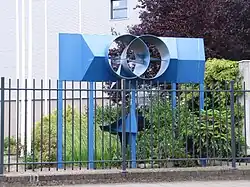 Sculptuur Blauwe fontein, Stroming van Ed van Teeseling bij de ingang van Smit Transformatoren aan de Groenestraat