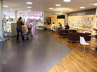 Bibliotheek Zwanenveld, interieur met leescafé