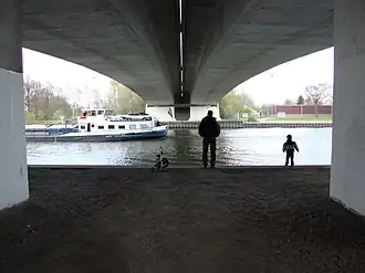 Onder de Hatertse brug, grens tussen Malvert en Weezenhof