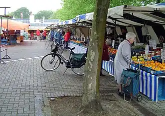 De wekelijkse vrijdagmarkt naast winkelcentrum Meijhorst
