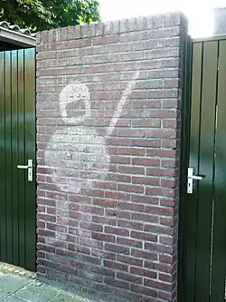 Graffiti van een ME-agent bij de Piersonstraat