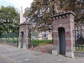 Hekwerk en wachthuisje