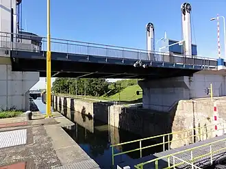 De oude brug en sluis van het sluiscomplex Weurt