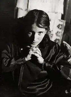 Barbara, de handen gevouwen onder de kin, 1925