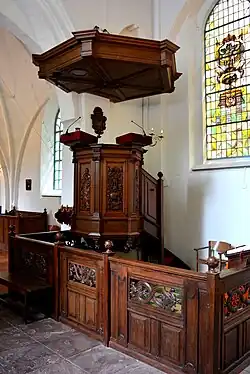 Kansel met omringend doophek