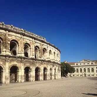 Het paleis van justitie rechts naast de arena van Nîmes