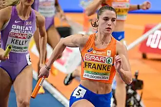 Nina Franke in actie op de 4 × 400 m tijdens de EK indoor 2025 in Apeldoorn.
