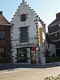 Het huis in 2012, toen de bloemenwinkel er gevestigd was.