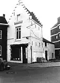 Het huis in 1976, toen Raadskelder er gevestigd was.