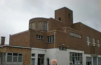 Voorgevel vanop de lagere speelplaats