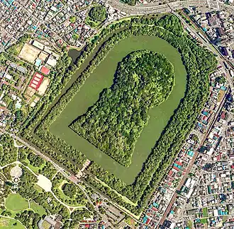 De Daisen-kofun is sleutelgatvormig en heeft een met water gevulde gracht, het is de tombe van Nintoku