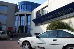 Nissan Silvia S12 voor het gebouw van Nissan Belgium NV.