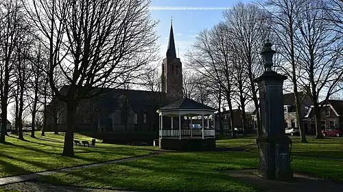 Dorpsplein met pomp en vaete