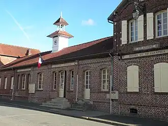 Gemeentehuis en school