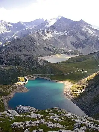 De meren Lago Agnel en Lago Serrù
