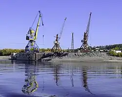 Havenkranen op de kade van Nizjni Bestjach
