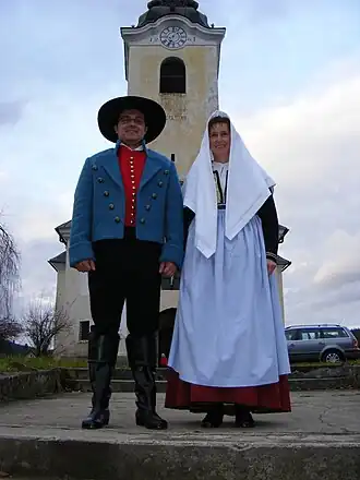 Slovenen in traditionele kledij