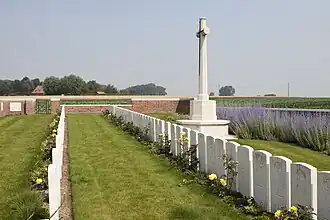 Overzicht met Cross of Sacrifice