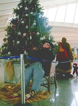 Olentzero, een kerstboom, Papá Noel en een Duende