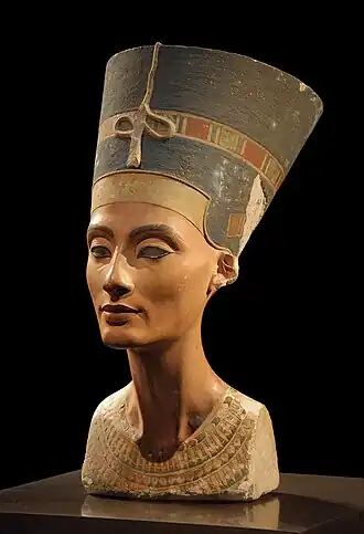 Buste van Nefertiti, Grote koninklijke vrouwe Neues Museum