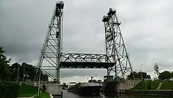 Brug met passerend containerschip