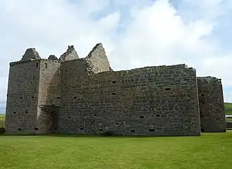 Noltland Castle, gezien vanuit het noorden.