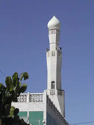 De 32 meter hoge minaret van de moskee Noor-e-Islam