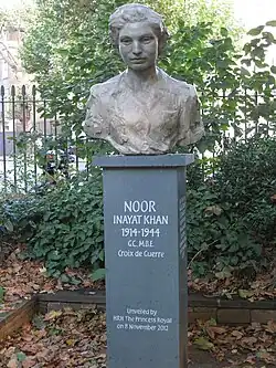 Bronzen buste van Noor Inayat Khan door Karen Newman. Onthuld november 2012 door Anne Mountbatten-Windsor.