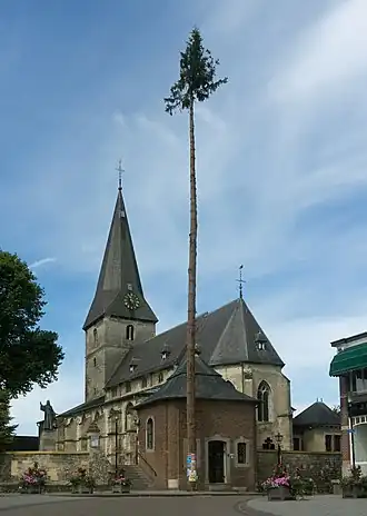 Sint-Brigidakerk met Heilig Hartbeeld