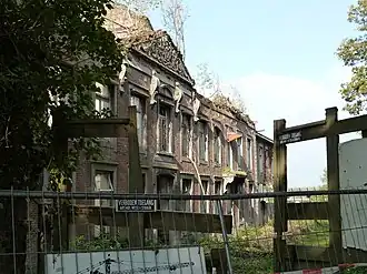 Kanunnikenhuis in ruïneuze toestand in 2010