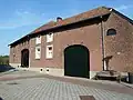 Hoeve met binnenplaats, van baksteen