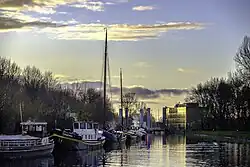 Woonboten aan het kanaal