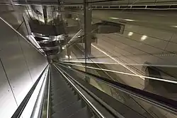 Zicht op bovenste perron (rechts) en onderste perron (links) vanaf de roltrap