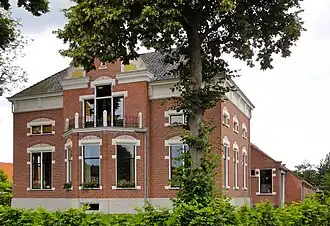 Dwarshuisboerderij in Overgangsstijl met aangebouwde bijschuur