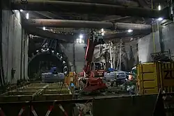 Noordelijke brilwand station Rokin met vrieswerkzaamheden ten behoeve van het doorbreken van de wand naar beide boortunnels.
