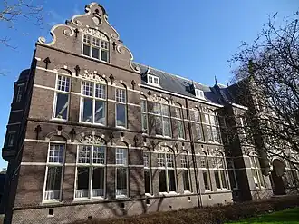 Detail gezien vanaf de J.D. Pollstraat richting het tekenlokaal met geheel links een traptoren