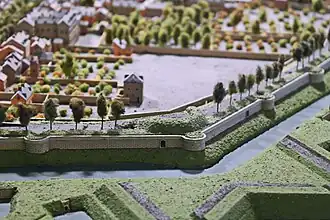 De noordwestelijke stadsmuur op de Maquette van Maastricht, ca. 1750. Achter het hoekrondeel ligt de Boschkat