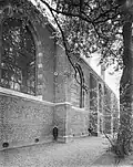 De noordzijde van de Grote Kerk in 1983. Hier zijn de oude urinoirs in de hoeken te zien.