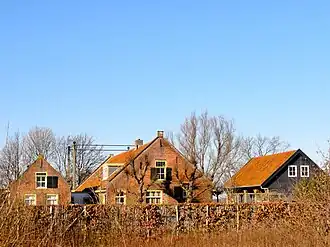 Zicht op de boerderij Noordhout aan de Jacoba van Beierenweg 102 te Voorhout (anno 2012) vanuit het zuidoosten gezien. De boerderij staat in het midden met links het kookhuis en rechts een schuur.