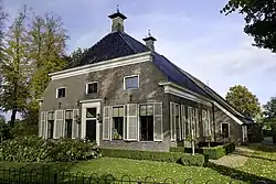 Boerderij met voorhuis in verlengde van de schuur