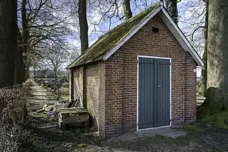 Voorzijde baarhuisje