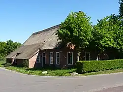 Saksische langhuisboerderij met twee zijbaanders
